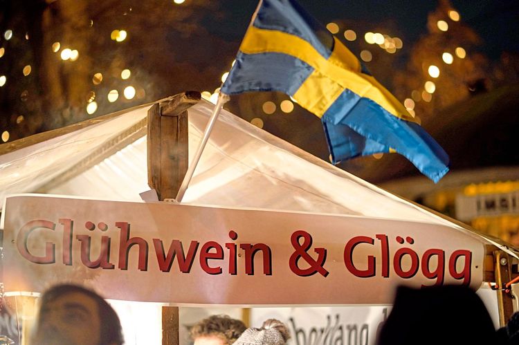 Eine schwedische Flagge auf dem Weihnachtsmarkt