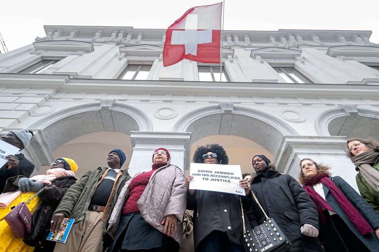 Proteste von Opfern und ihren Verwandten vor dem Schweizer Gerichtsgebäude.