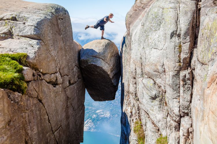 Ein Felsen, der Touristinnen und Touristen begeistert: der Kjeragbolten in Norwegen.