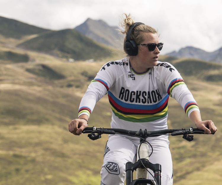 Valentina Höll sitzt auf ihrem Rad, trägt dabei Kopfhörer und wärmt sich fürs Rennen auf.