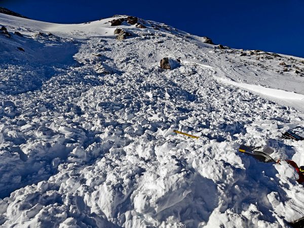 Zwei-versch-ttete-Personen-aus-Lawine-in-Tirol-gerettet