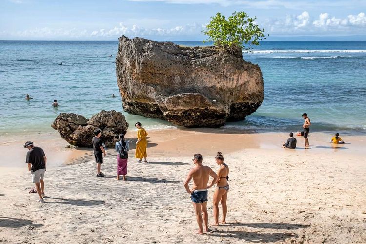 Padang Padang, Bali, Indonesien: Das Geld aus der Touristensteuer soll in nachhaltigen Tourismus investiert werden.