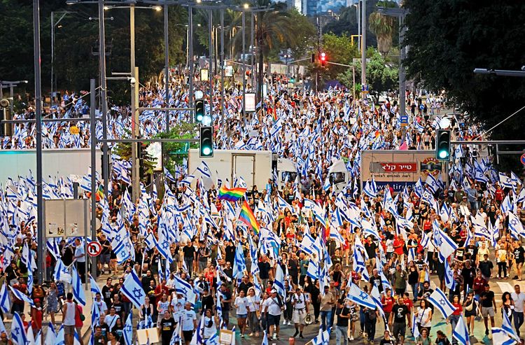 Demonstranten in Tel Aviv mit blau-weißen Nationalflaggen