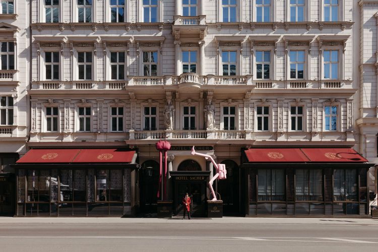 Außenansicht eines Hotels von der Straße aus