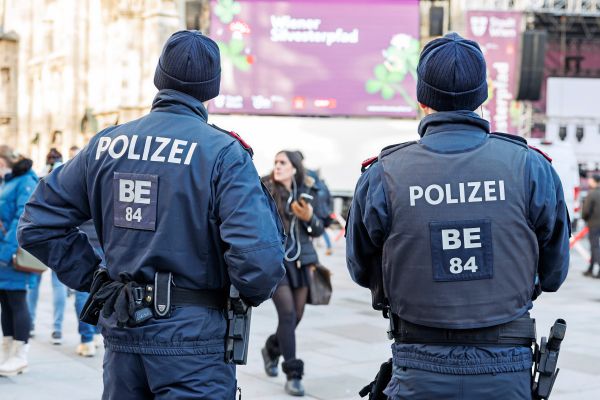 Polizist-muss-nach-Alkohol-Exzess-auf-Dienststelle-Strafe-zahlen