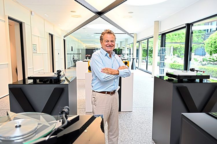 Der Unternehmer Heinz Lichtenegger in seiner Unternehmenszentrale, inmitten von verschiedenen Schallplattenspielern.