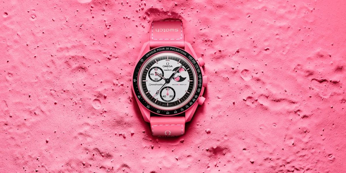 Eine pinkfarbene Moonswatch feiert den Mikromond
