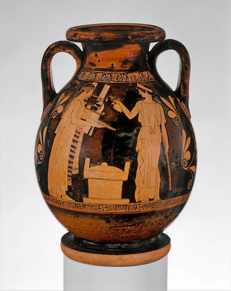 Terrakotta-Pelike aus dem mittleren 5. Jahrhundert v. Chr., bemalt im rotfigurigen Stil. Die Vorderseite zeigt Apollo mit einer Kithara und Artemis, die gemeinsam ein Trankopfer an einem Altar darbringen. Die Rückseite zeigt zwei Frauen in langen Gewändern (Chitonen). Griechisch, attisch, klassisches Zeitalter.