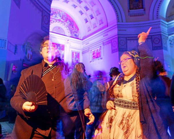 Bei-der-Disco-am-Wiener-Zentralfriedhof-tanzt-das-bunte-Leben