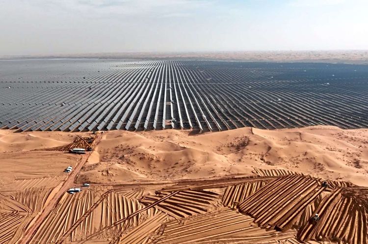 Eine Wüste mit Solarpaneelen, die sich bis zum Horizont hinziehen.