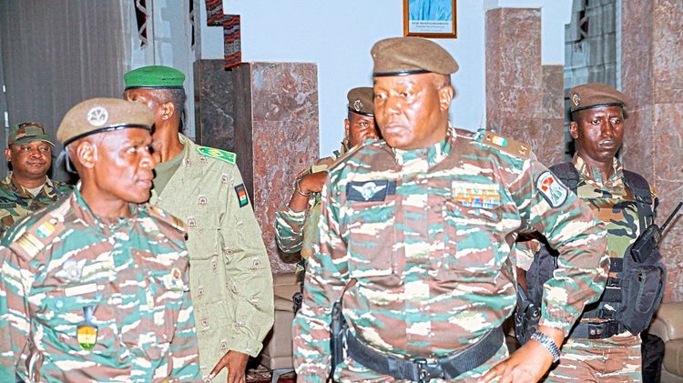 General Abdourahmane Tiani in typischer Militärtarnkleidung.