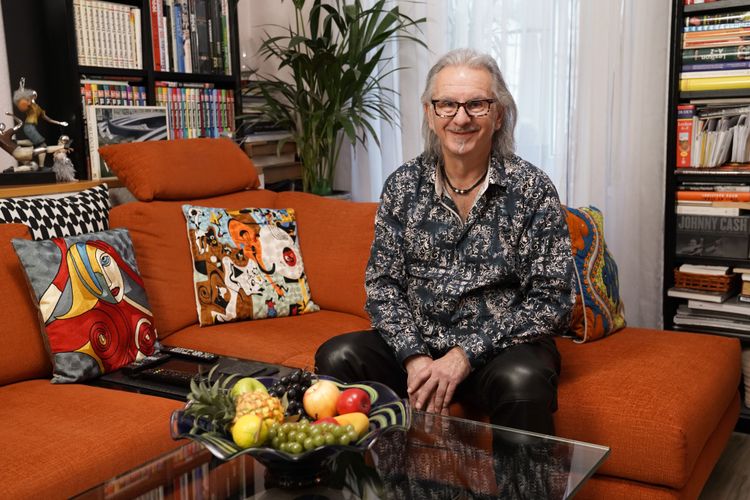 Pensionist Ernstl sitzt auf einem orangen Sofa.