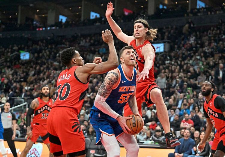 Knicks-Center Hartenstein schaut zwischen zwei Raptors-Verteidigern zum Korb.