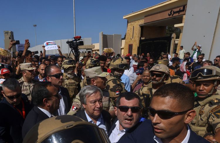 Gedränge beim Besuch von UN-Generalsekretär António Guterres (unten links) am Grenzübergang Rafah.