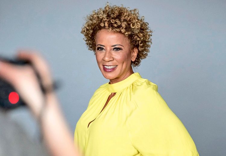 TV-Altwarenhit "Bares für Rares": Arabella Kiesbauer ist die neue  Trödelqueen - Etat - derStandard.de › Kultur