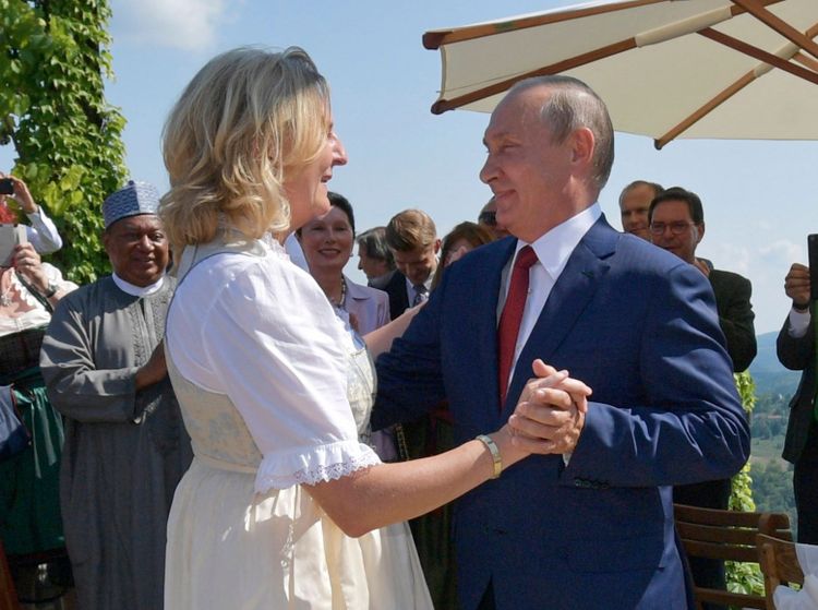 Kneissl, Putin, tanzend