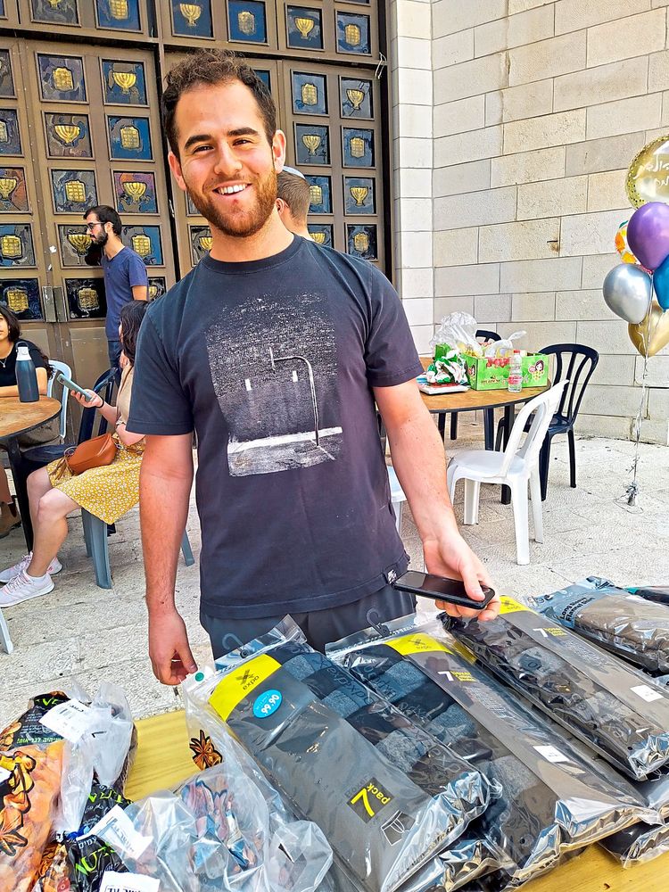 Raphael Kay steht vor der Großen Synagoge in Jerusalem