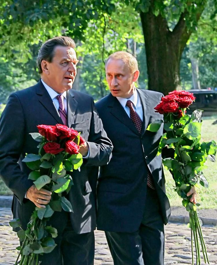 2005 legten Gerhard Schröder und Wladimir Putin in Kaliningrad am Grab des Philosophen Immanuel Kant Rosen nieder. Sie waren damals schon eng befreundet.