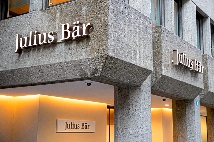 Das Headquarter der Julius-Bär-Bank in Zürich. Am Eingang ist das Firmenschild zu sehen.