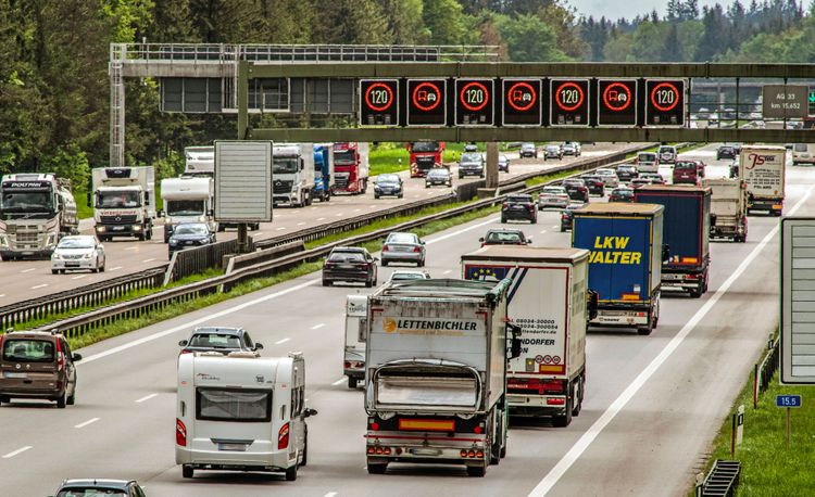 Dichter Verkehr auf der Autobahn von München nach Salzburg