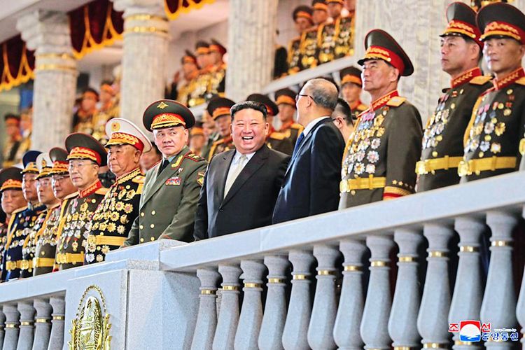 Sergei Schoigu zu Gast beim nordkoreanischen Diktator und seinen ordenbewehrten Generälen.