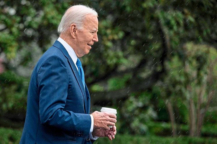 US-Präsident Joe Biden mit einem Coffee To Go in der Hand.