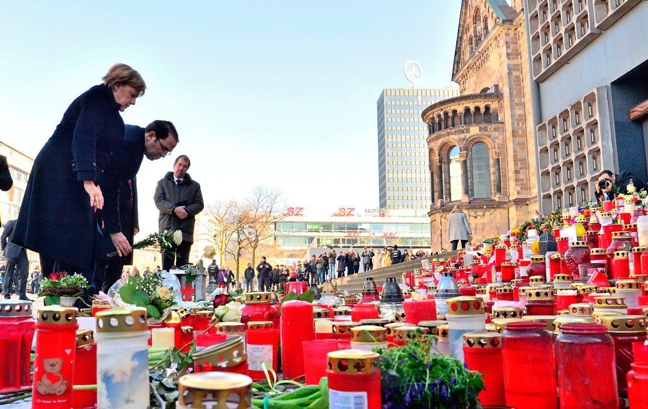 Attentäter Vom Berliner Weihnachtsmarkt Posierte Vor Tat Mit Waffen ...