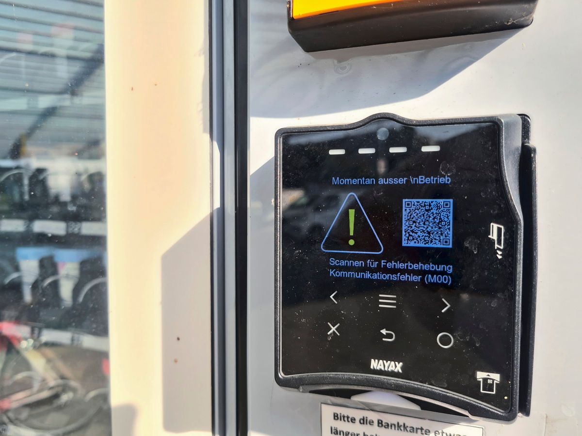 Ein Kartenterminal von Nayax an einem Automaten zeigt eine Fehlermeldung an: 