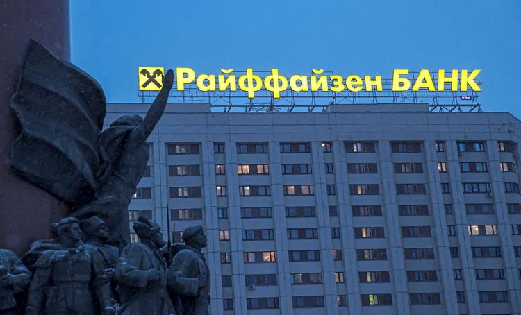 Ein Gebäude in Moskau, auf dessen Dach der Schriftzug für die Raiffeisenbank International in russischer Sprache leuchtet.