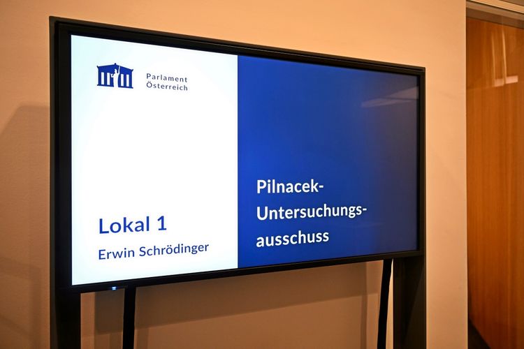 Ein Bildschirm im österreichischen Parlament zeigt folgende Information an: Links befindet sich ein weißes Feld mit dem Text 