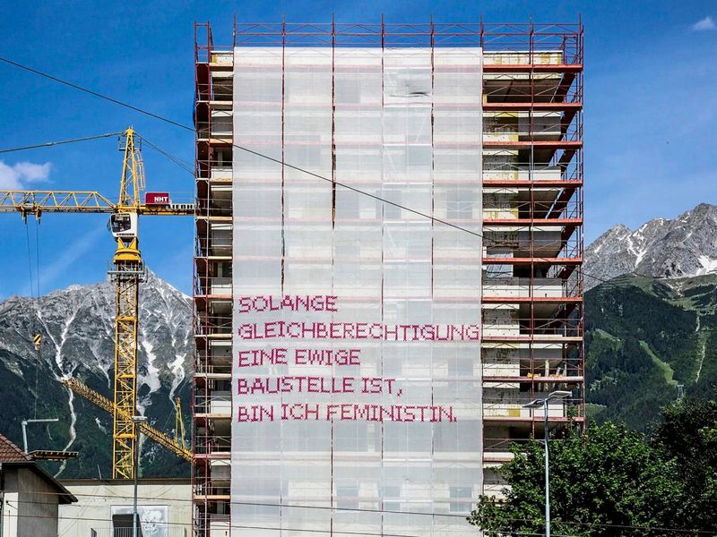 Mit Faden, Tüll und Kabelbindern Löcher ins Patriarchat sticken