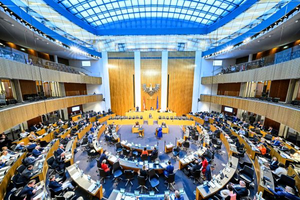 Anfragew-tige-Ordnungsrufkaiser-und-Plapperm-uler-Das-Parlamentsjahr-in-Zahlen