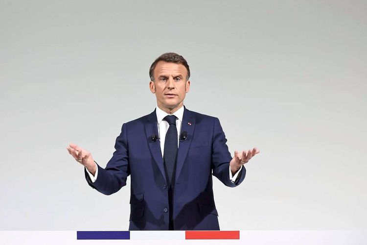 Macron bei einer Pressekonferenz gestikulierend