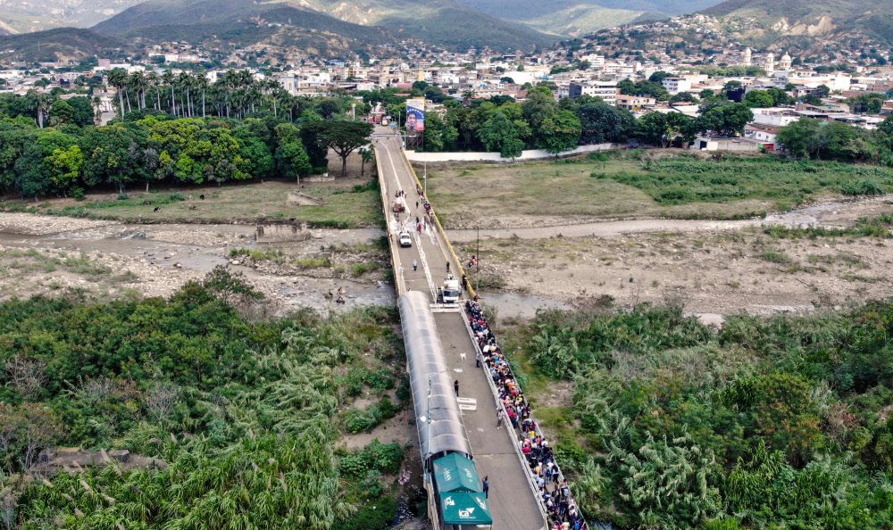 Venezuela opens land border with Colombia – America after two years