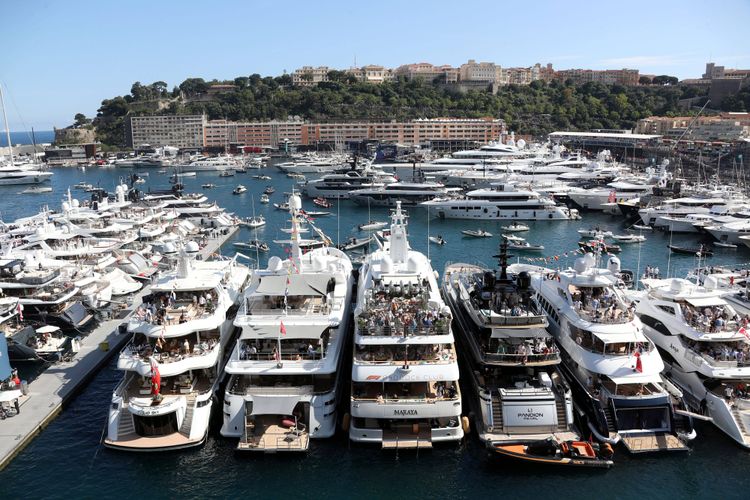 Große Yachten im Hafen von Monte Carlo.