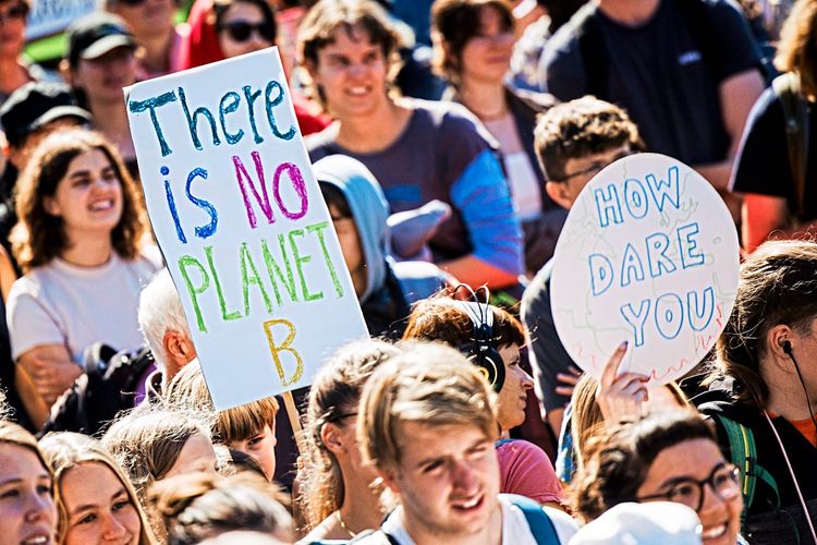 Menschen demonstrieren für ein Klimaschutzgesetz