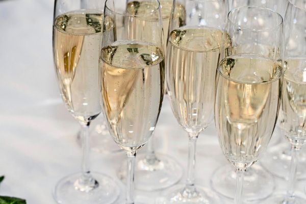 Land-Burgenland-hat-17-000-von-195-000-Flaschen-Sekt-verkauft