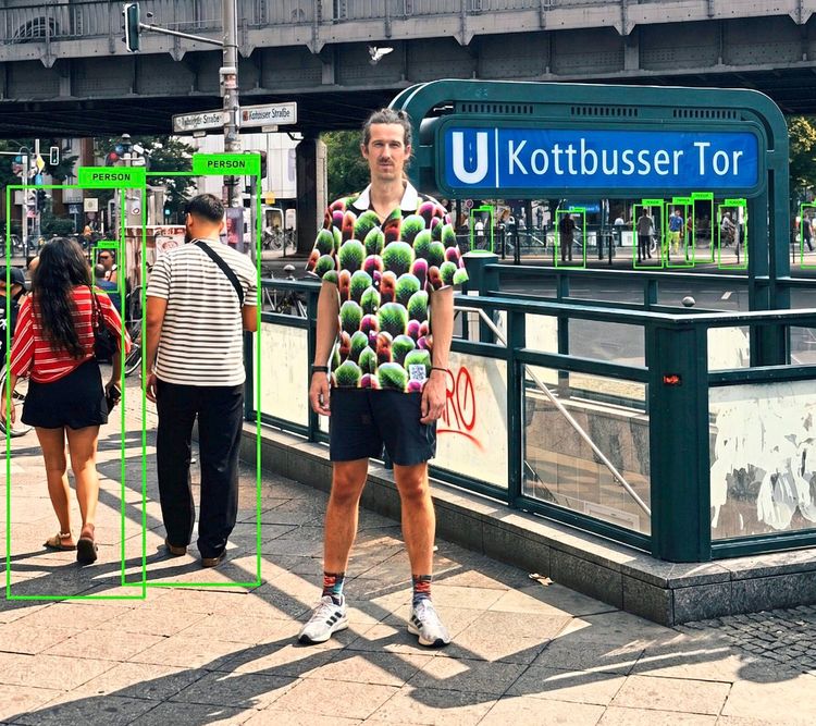 Ein Mann steht vor einem Eingang zur U-Bahn-Station 