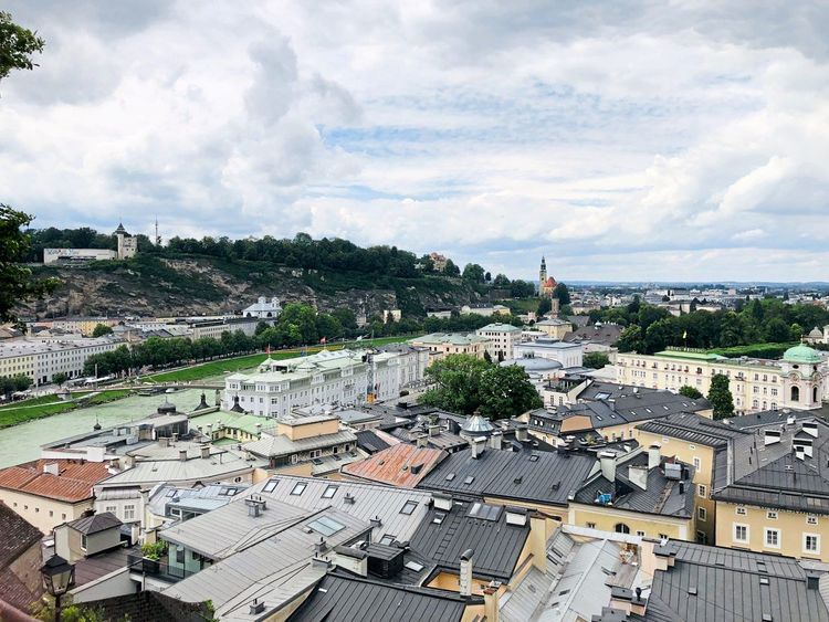 Die Stadt Salzburg von oben - mit der Salzach und dem Museum der Moderne am Mönchsberg.