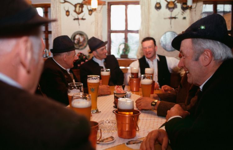 Männer beim Bier im Wirtshaus