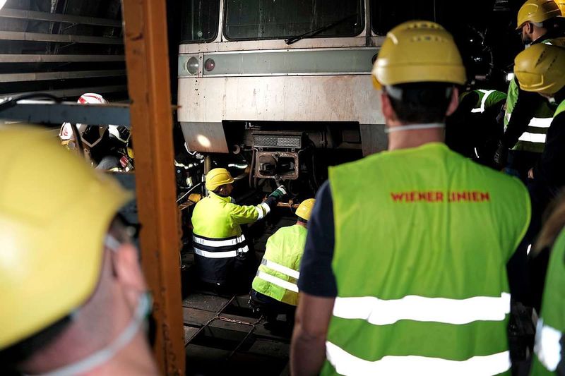 Ermittlungen der Polizei zu Brandursache in Wiener U1 dauern an