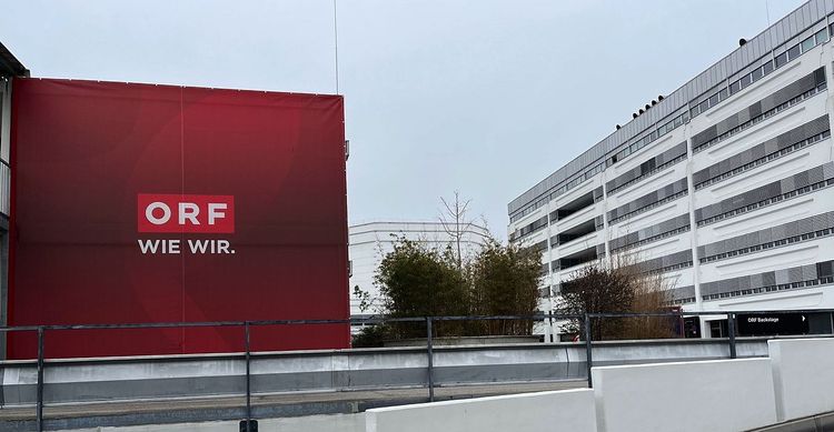 ORF-Zentrum mit Plakat 