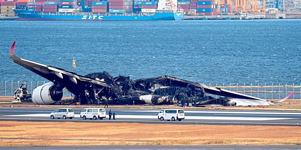 Flugzeugunglück in Tokio: Linienflugpiloten waren ohne Sichtkontakt - Asien  -  › International