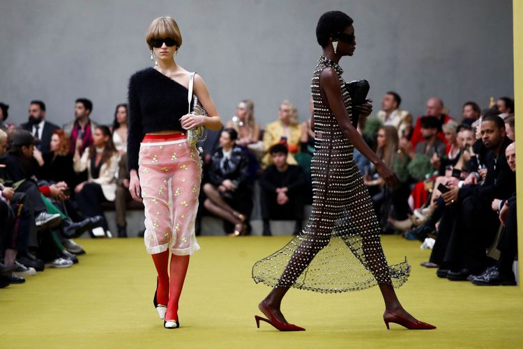Gucci präsentierte bei der Herbst/Winter-Kollektion 2023/2024 in Mailand durchscheinende Röcke und Kleider.