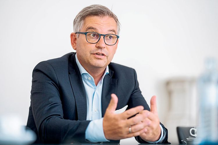 Finanzminister Magnus Brunner von der ÖVP auf einem Porträtfoto