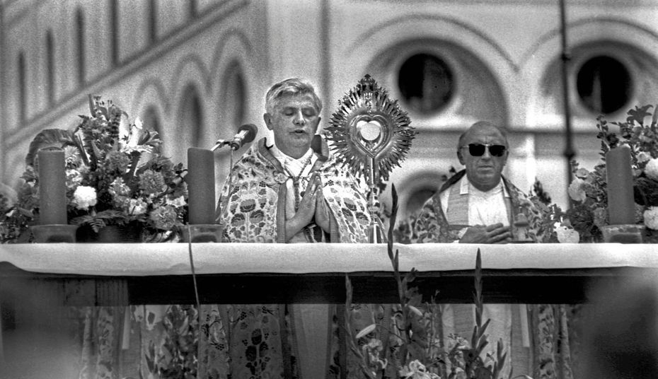 Joseph Ratzinger wurde 1977 zum Erzbischof von München und Bischof von Freising in Bayern ernannt. 45 Jahre später belasten ihn Vorwürfe schwer.