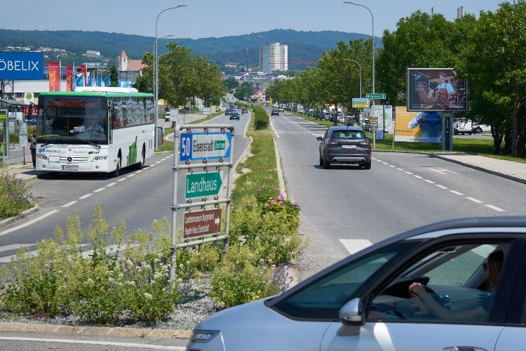Eine mehrspurige Straße in Eisenstadt mit vielen Autos.