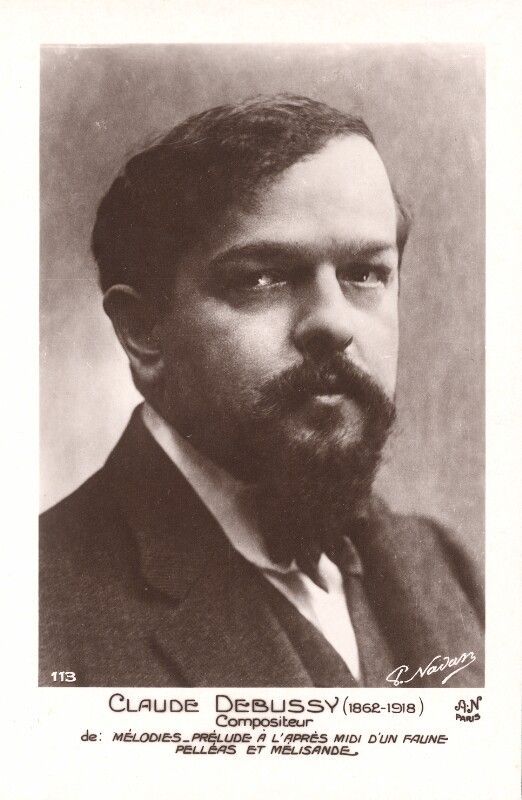 Schwarz-weißes Foto von Claude Debussy, darunter Text mit Namen und Lebensdaten.