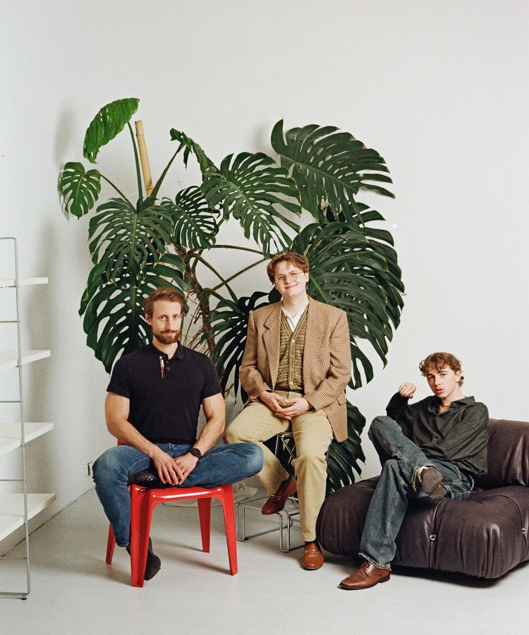 Männerrunde mit Zimmerpflanze: Martin Moder von den Science Busters (links), Content-Creator Alin Ionesi (Mitte) und Musiker Oskar Haag begegneten sich zum ersten Mal.