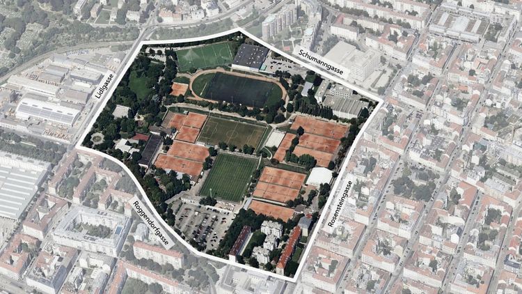 Luftaufnahme des Postsportzentrums Wien im 17. Bezirk. Zu sehen sind mehrere Sportplätze, darunter Fußball- und Tennisplätze, sowie umliegende Gebäude. Die Anlage ist von den Straßen Lidlgasse, Schumanngasse, Rosensteingasse und Roggendorfgasse umgeben.